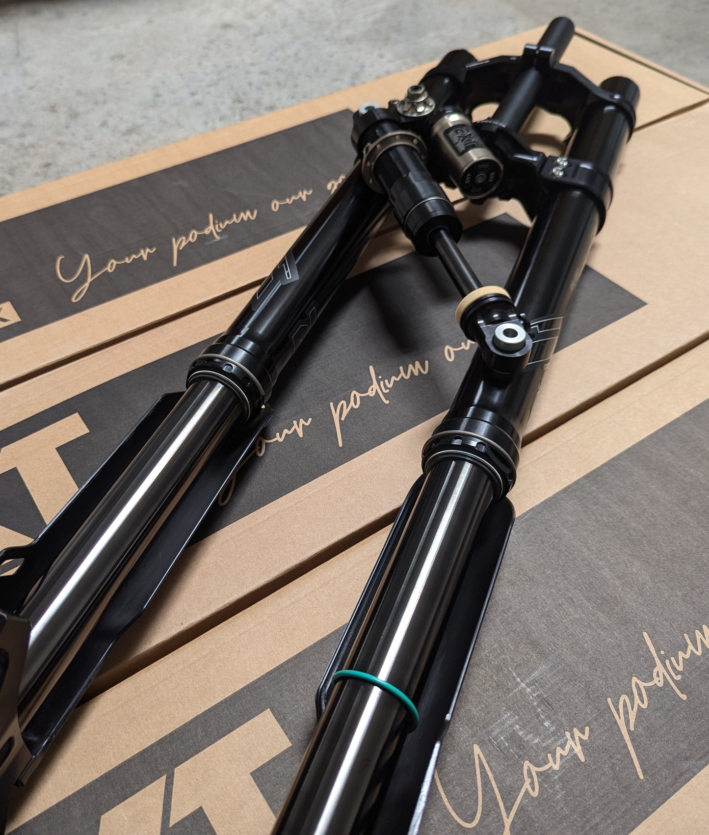 EXT FERRO USD, e-Moto Air Fork, 200mm Travel, 20x110, "Black Edition"
