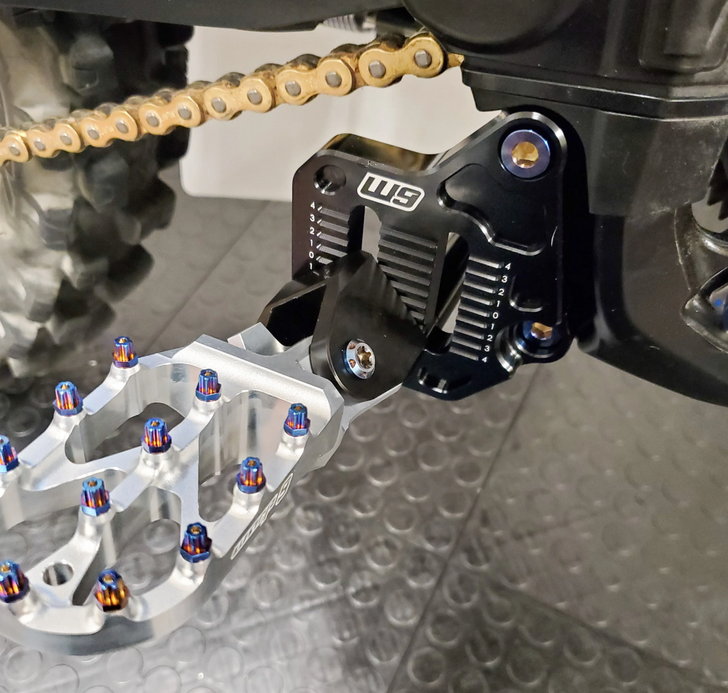 W9 Ultra Bee Foot Peg Mount (Adjustable), Includes Peg Brace + Hardware